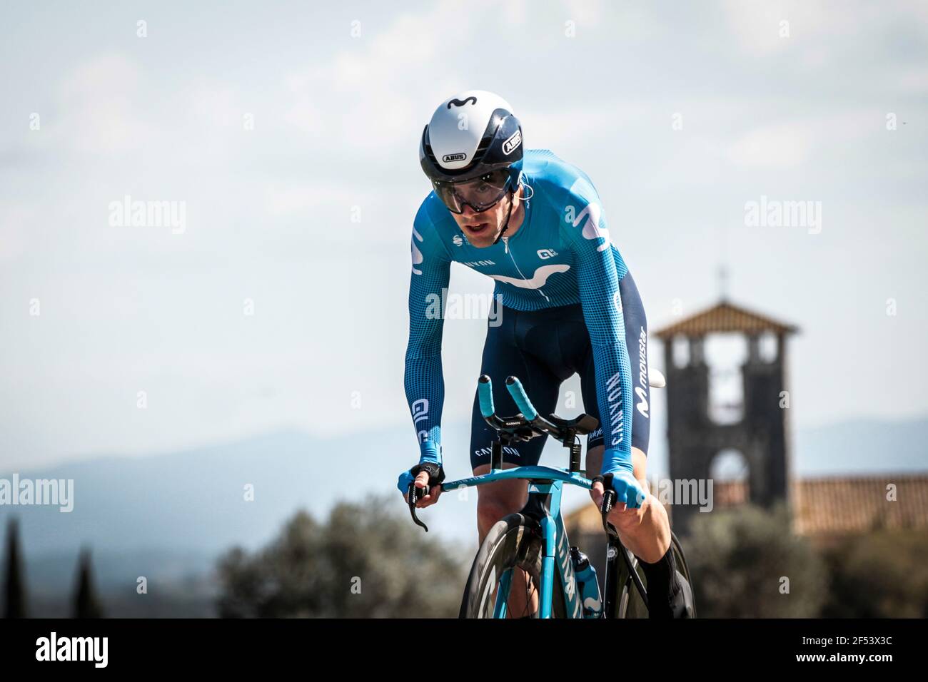 Volta Catalonia 23.3.2021- Antonio Pedrero fährt für das Team Movistar im 18,5 km langen Zeitfahren durch Fontcoberta bei Banyoles, Spanien Stockfoto