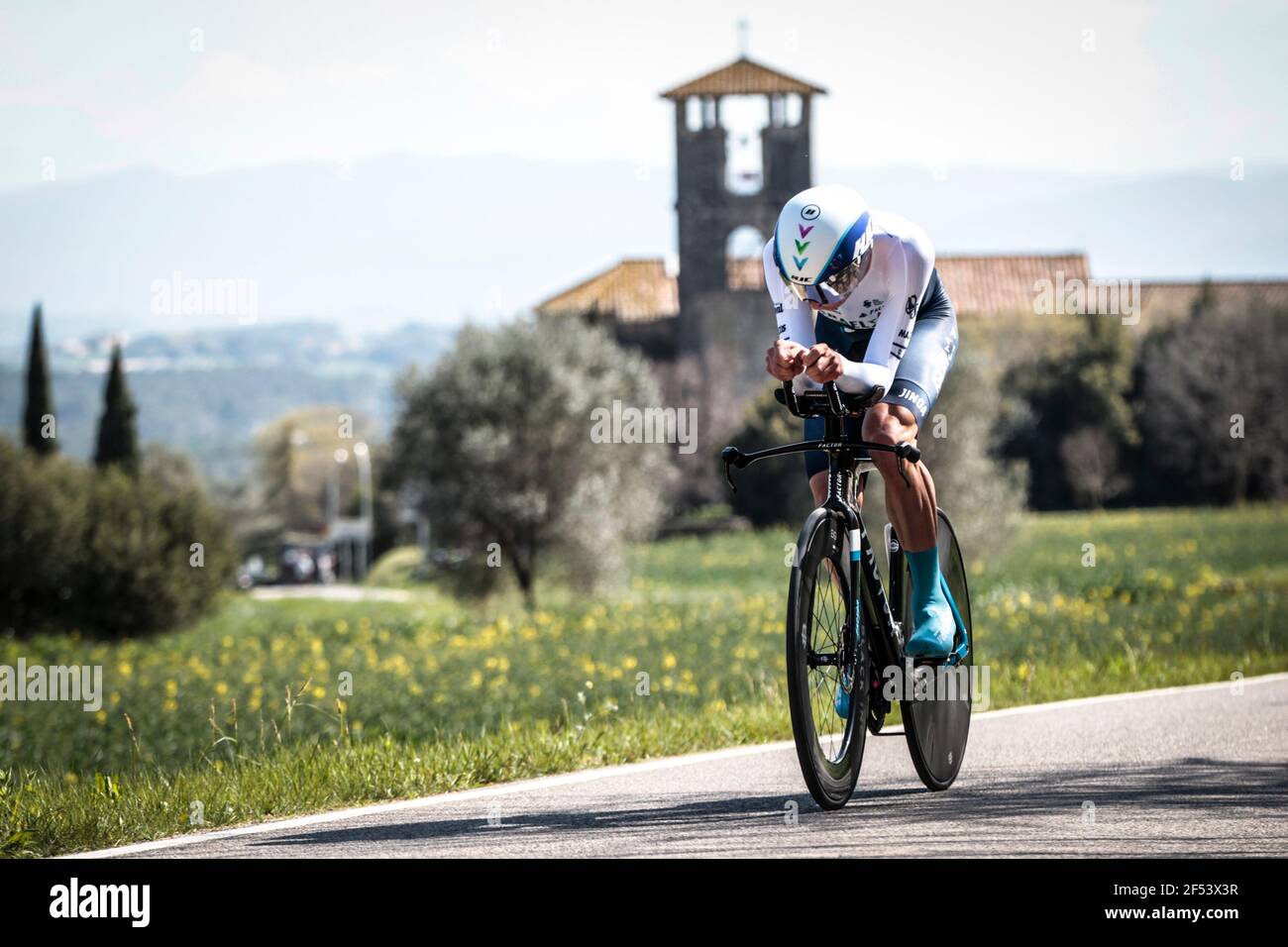 Volta Catalonia 23.3.2021- Reto Hollenstein, Schweizer, reitet für Israel Start Up Nation im 18,5 km langen Zeitfahren in der Nähe von Banyoles, Spanien Stockfoto