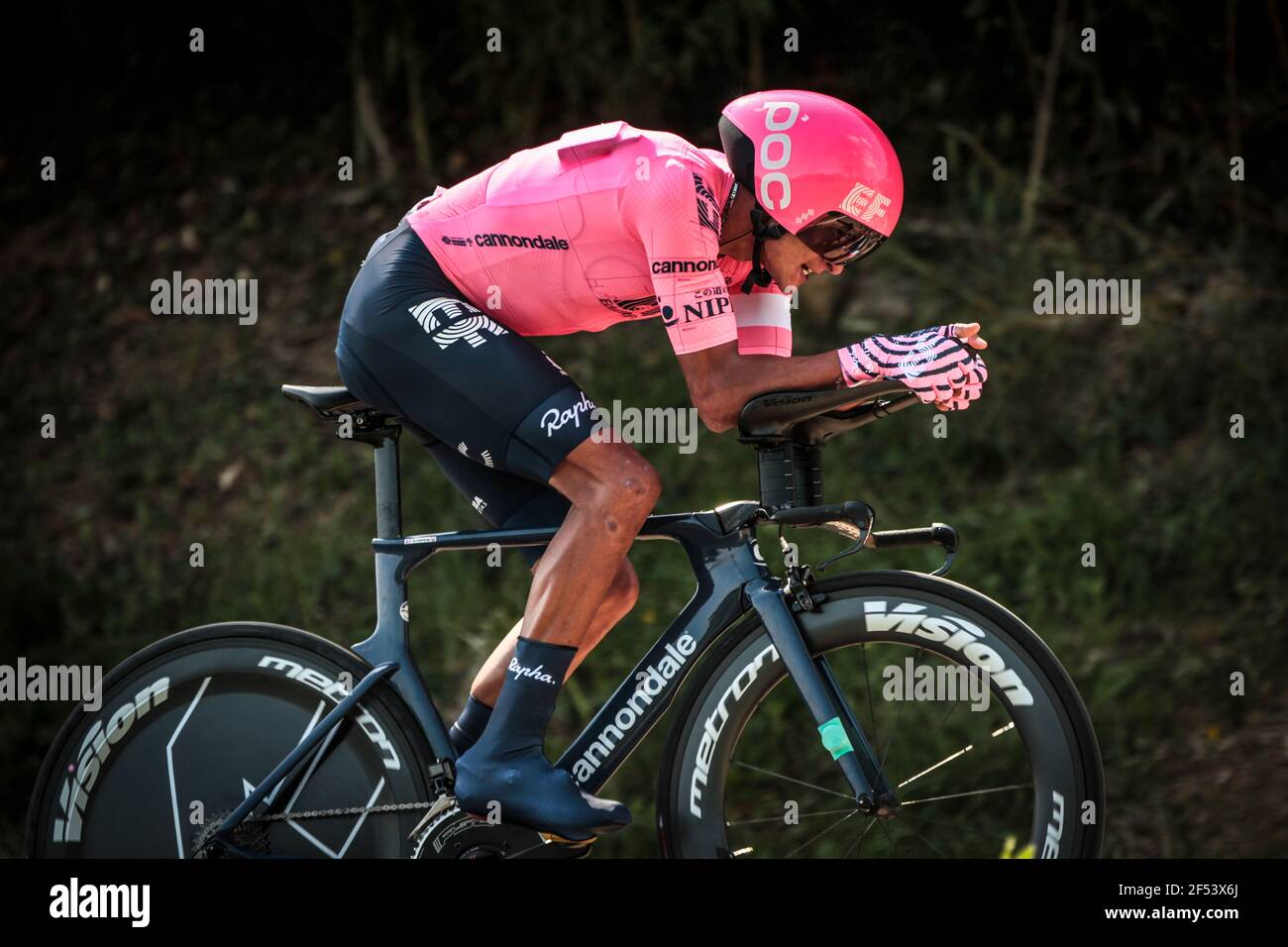 Volta Catalonia 23.3.2021- Diego Camargo fährt für das Team EF Education–Nippo beim 18,5-km-Zeitfahren in der Nähe von Banyoles, Spanien Stockfoto