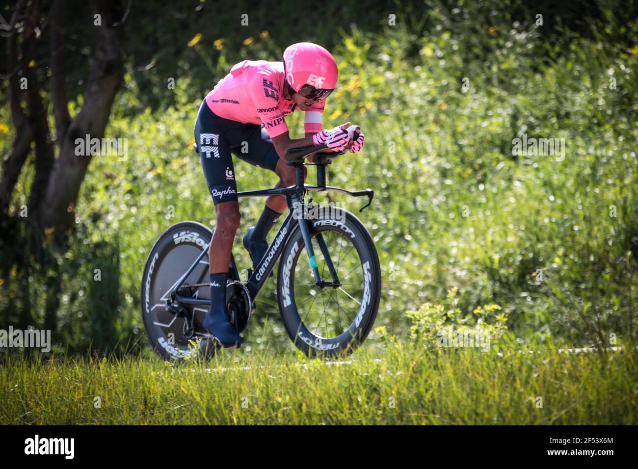 Volta Catalonia 23.3.2021- Diego Camargo fährt für das Team EF Education–Nippo beim 18,5-km-Zeitfahren in der Nähe von Banyoles, Spanien Stockfoto