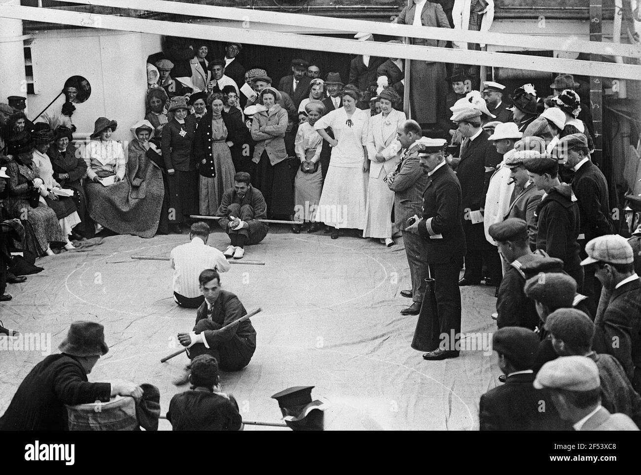Hochseepassagentestrapper 'Cleveland' von Hapag Hamburg (Hamburg-Amerika-Linie). Brettspiel auf einem Deck Hochsee-Passagierstiel 'Cleveland' von Hapag Hamburg (Hamburg-Amerika-Linie). Brettspiel auf einem Deck Stockfoto