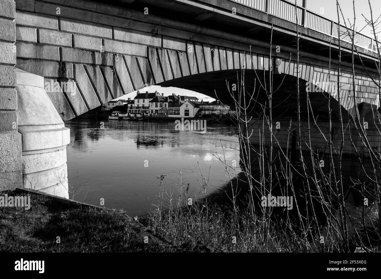 Staines Bridge und die Themse in Staines-upon-Thames, Surrey, Großbritannien. S/W Stockfoto