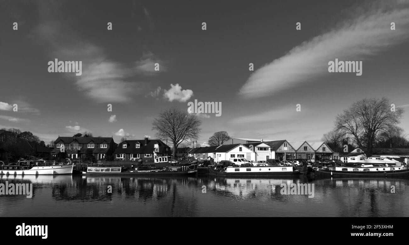 Boote liegen auf der Themse in Staines-upon-Thames, Surrey, Großbritannien. S/W Stockfoto