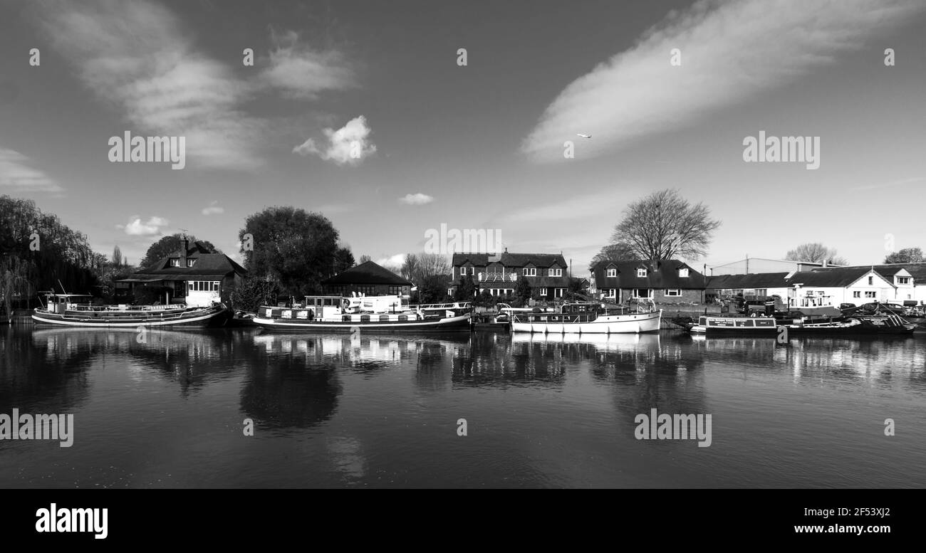 Boote liegen auf der Themse in Staines-upon-Thames, Surrey, Großbritannien. S/W Stockfoto