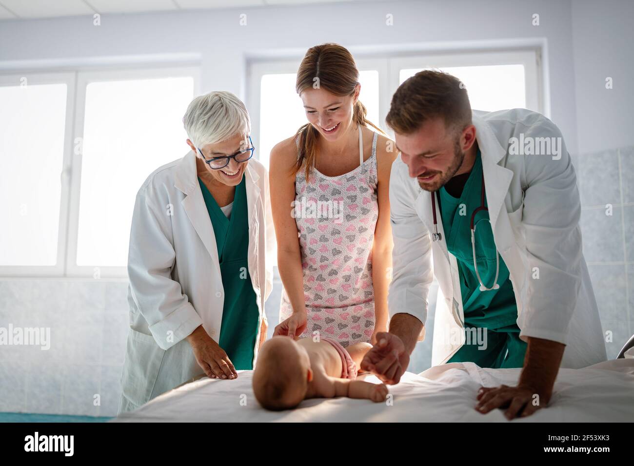 Schöne Mutter und Baby auf ärztliche Untersuchung mit Arzt im Krankenhaus Stockfoto