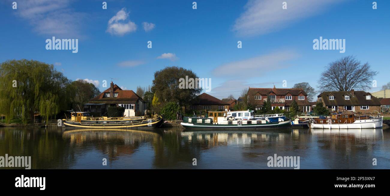 Boote liegen auf der Themse in Staines-upon-Thames, Surrey, Großbritannien. Stockfoto