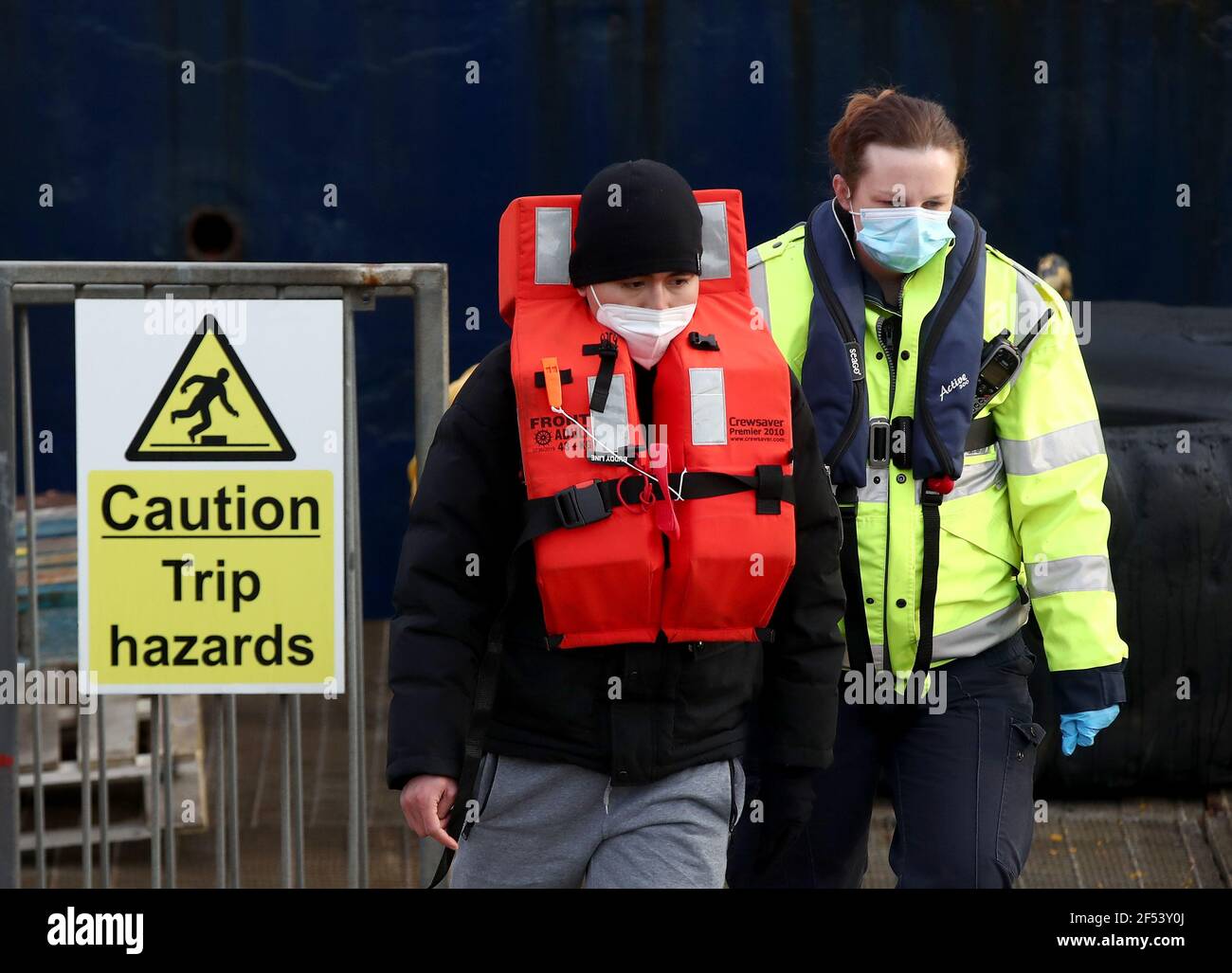 Eine Gruppe von Menschen, die als Migranten gelten, werden nach einem kleinen Bootsunfall im Kanal von Grenzbeamten nach Dover, Kent, gebracht. Innenministerin Priti Patel sagte, sie werde sich "nicht entschuldigen" für strengere Einwanderungsregeln, da sie "die größte Überarbeitung des britischen Asylsystems seit Jahrzehnten" ankündigt. Der neue Einwanderungsplan von Frau Patel, in dem detailliert dargelegt wird, wie die Regierung mit Menschen umgehen will, die "illegal" in das Vereinigte Königreich einreisen, wird heute dargelegt. Bilddatum: Mittwoch, 24. März 2021. Stockfoto