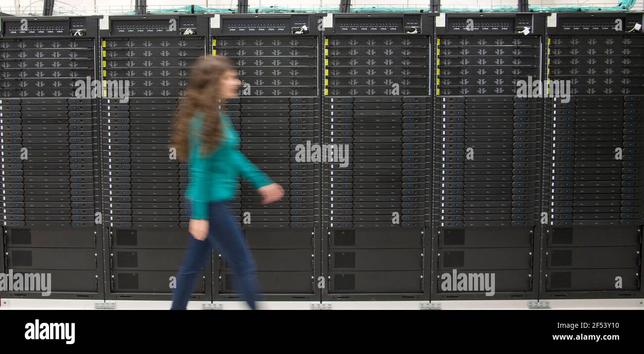 Sofia, Bulgarien - Mär 23 2021: Installation des Supercomputers im Technologiepark Sofia - dem größten in Osteuropa. Eine Frau, die durch den Großrechner geht Stockfoto