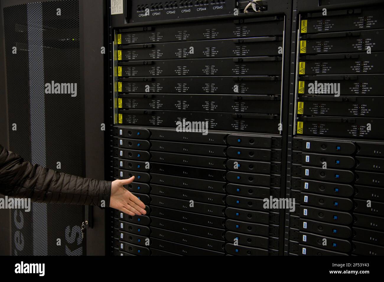 Sofia, Bulgarien - Mär 23 2021: Installation des Supercomputers im Technologiepark Sofia - dem größten in Osteuropa. Stockfoto