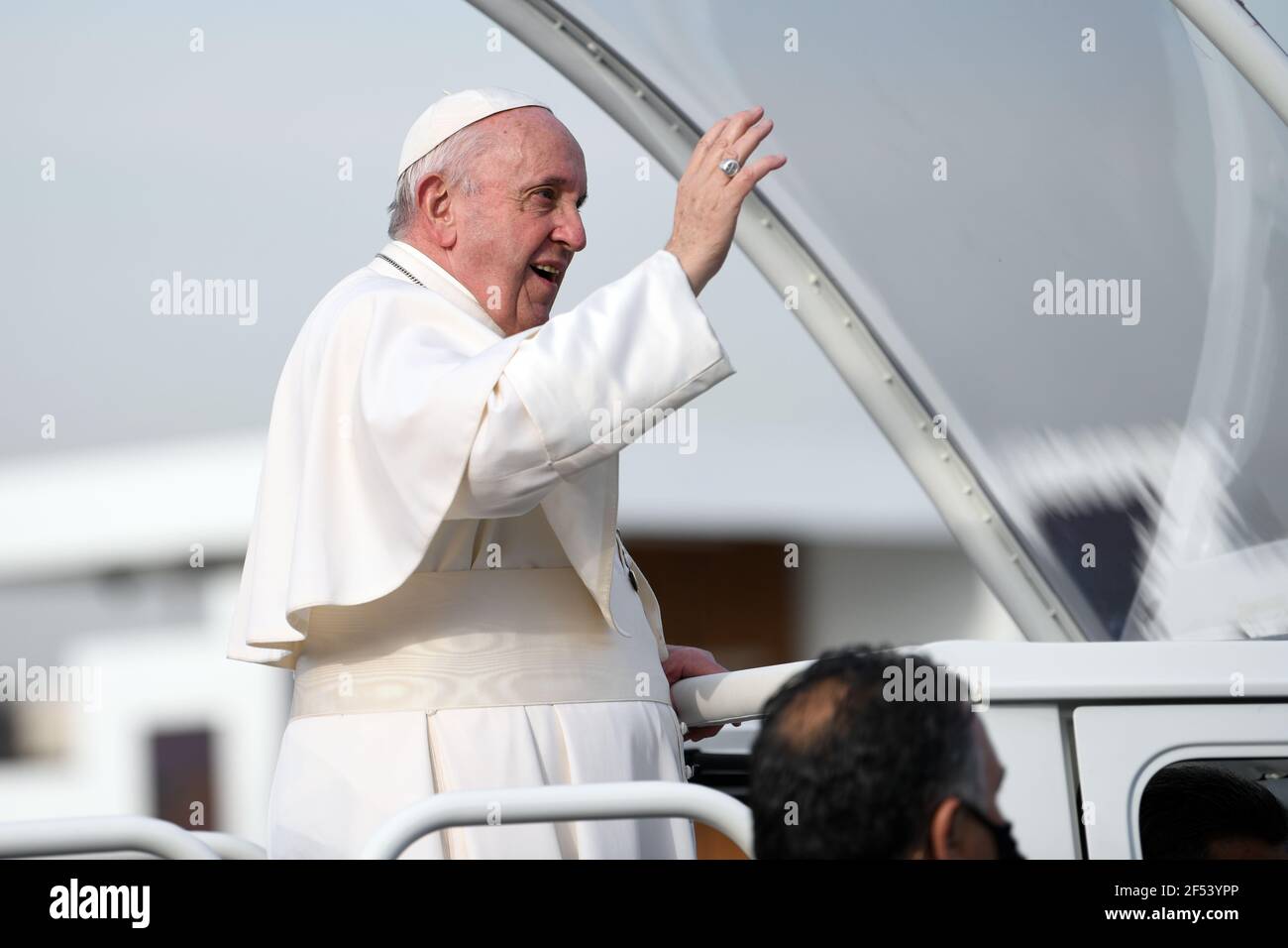 Erbil, Kurdistan, Irak – 7. März 2021: Papst Franziskus wurde von Nechirvan Barzani, dem Präsidenten der Region Kurdistan, und Masrour Barzani prime min herzlich begrüßt Stockfoto