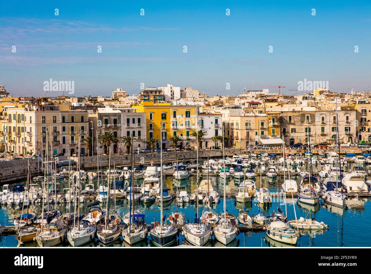 Geographie / Reisen, Blick auf die Stadt, Trani, Hafen mit Altstadt, Italien, Apulien, Additional-Rights-Clearance-Info-not-available Stockfoto