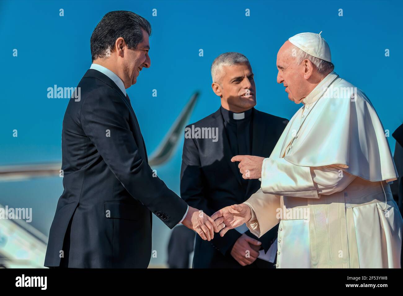 Erbil, Kurdistan, Irak – 7. März 2021: Papst Franziskus wurde von Nechirvan Barzani, dem Präsidenten der Region Kurdistan, und Masrour Barzani prime min herzlich begrüßt Stockfoto
