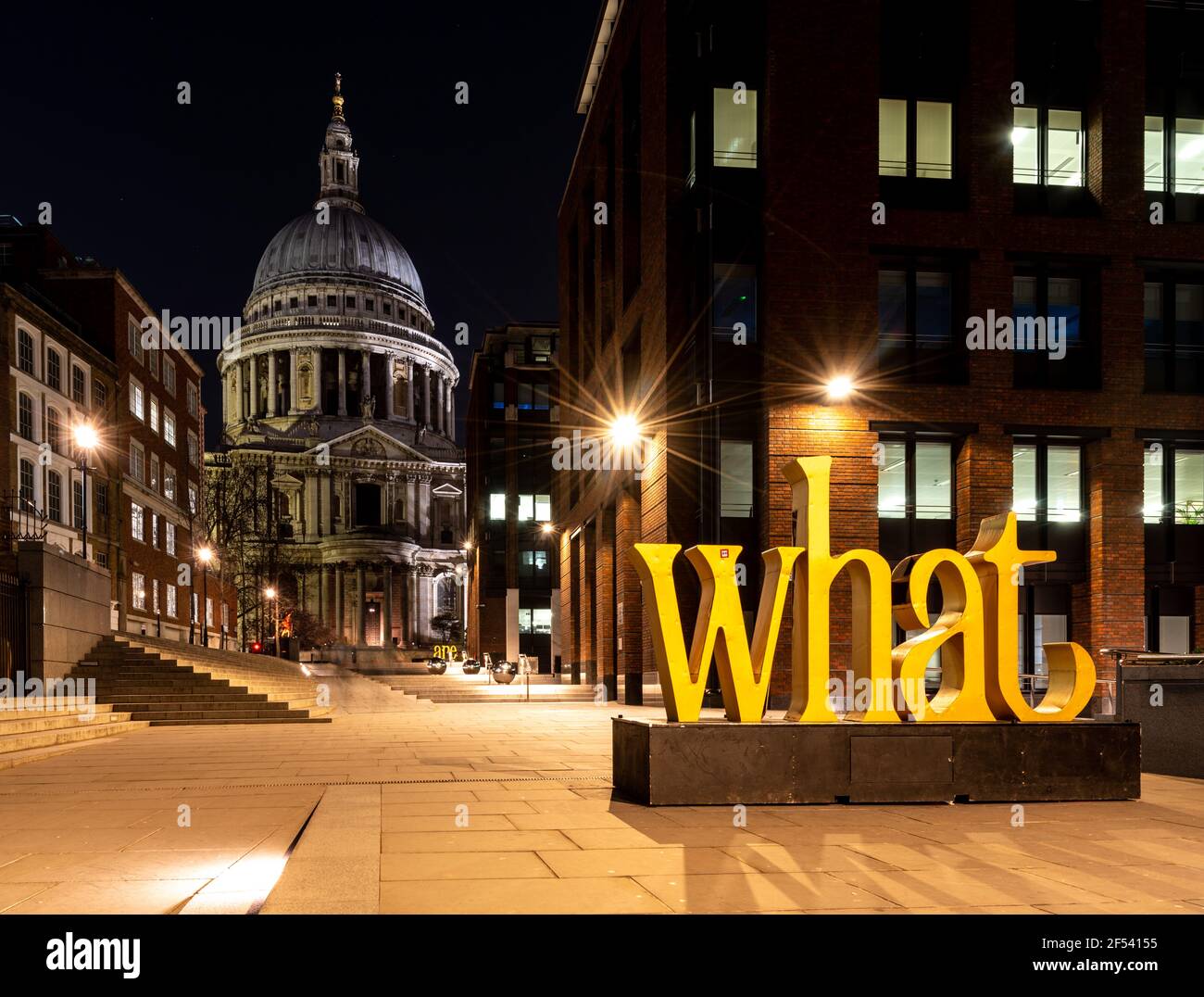 St Paul's Kathedrale in der Nacht mit dem Wort Was beleuchtet Oben in gelb Stockfoto