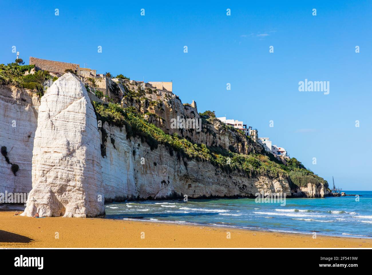 Geographie / Reisen, Pizzomunno Rock, Vieste, Italien, Apulien, Additional-Rights-Clearance-Info-Not-Available Stockfoto