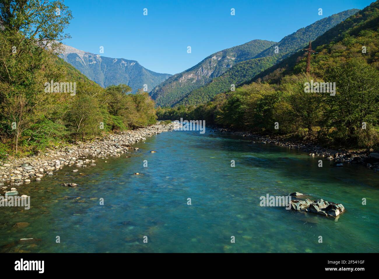 Hängebrücke über den Gebirgsfluss Bzyb. Abchasien, die Straße zum See Ritsa. Stockfoto
