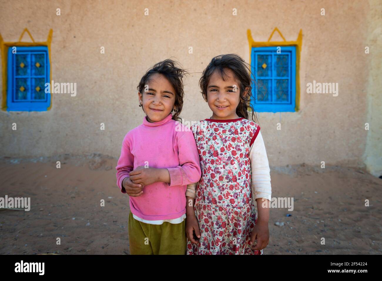 Erg Chebbi, Marokko - 12. April 2016: Zwei junge Mädchen vor ihrer Wohnung in einem Dorf in der Nähe des Erg Chebbi, in Marokko. Stockfoto