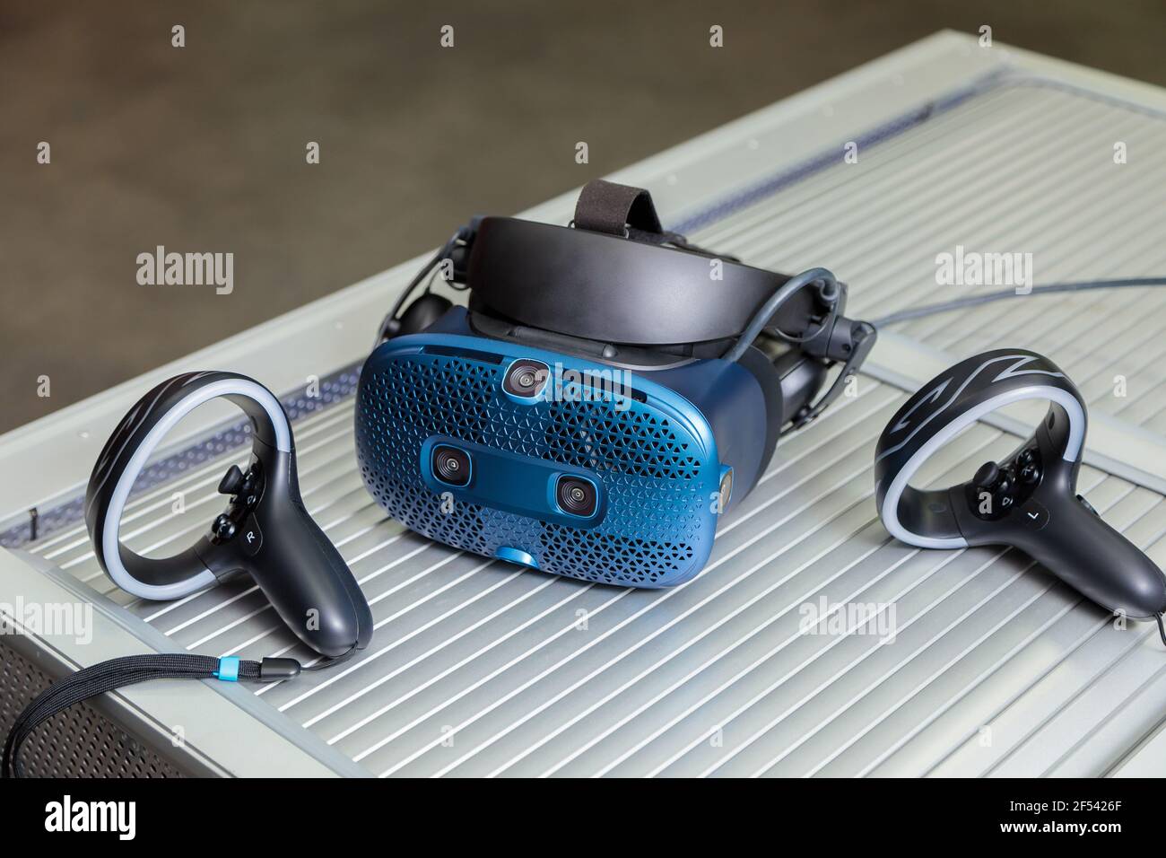 Virtual Reality Helm. VR-Headset. 3D Rendering mit Virtual Reality Brillen. Joysticks für 3D Brillen Steuerung Stockfoto