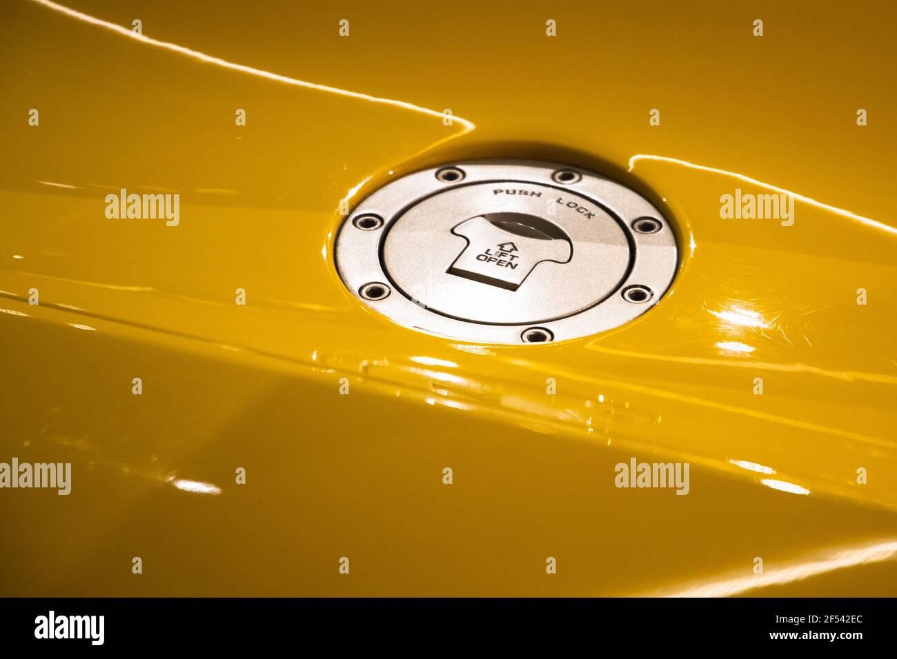Gelber Tankdeckel für Sportwagen mit Druckverschluss, Nahaufnahme. Abstrakte moderne Sportwagen Design-Vorlage Stockfoto
