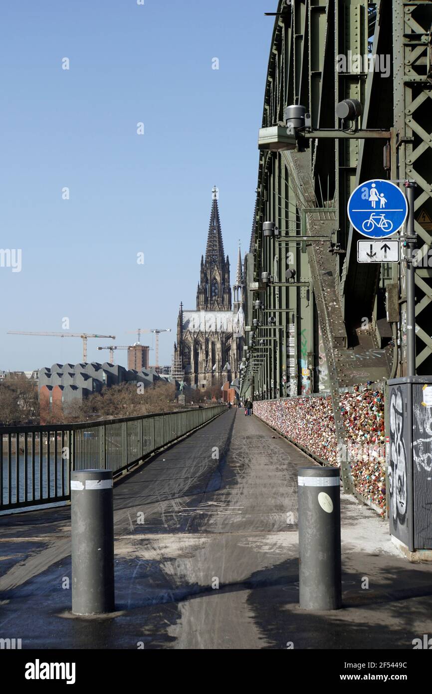 Touristenatraktion Liebessschlösser auf der Hohenzollernbrücke, fast Menschenleer während der Covid 19-Pandemie, Deutschland, Nordrhein-Westfalen, Kö Stockfoto