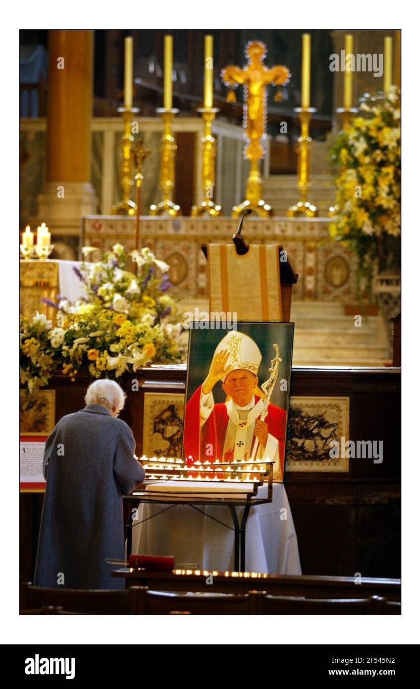 Messe für den kranken Papst in Westminster Cathederal in London.pic David Sandison 1/4/2005 Stockfoto