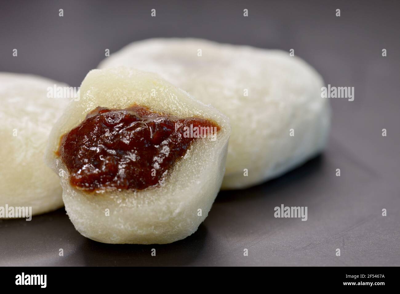 Mochi, oder japanischer Reiskuchen, mit roter Bohnenfüllung. Hergestellt aus Mochigome, einem kurzkörnigen klejeartigen Reis, wird er häufig während des neuen Jahres gegessen. Stockfoto