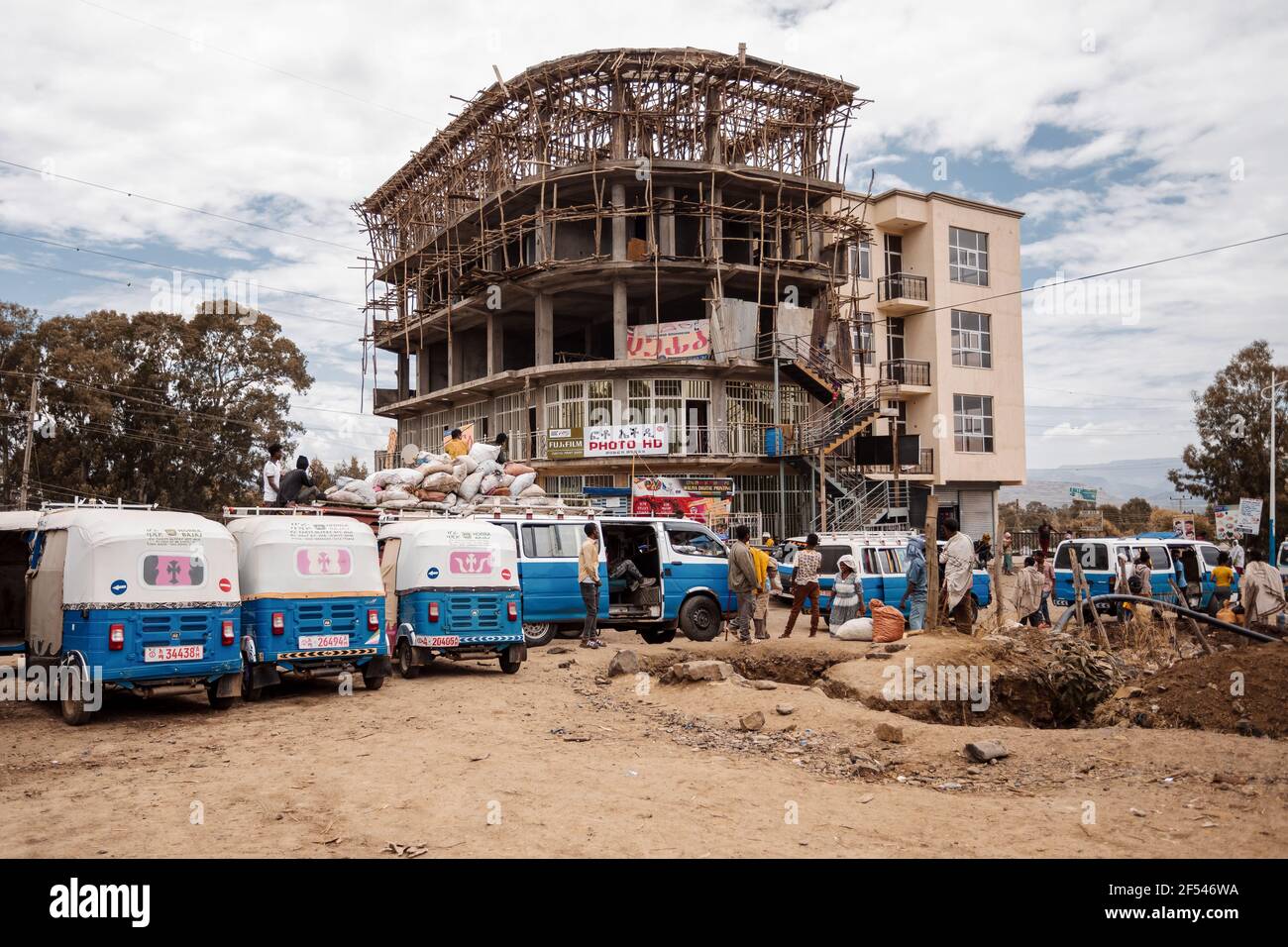 Azezo, Amhara Region, Äthiopien - 22. April 2019: Traditionelle Transportmittel in Äthiopien, blaue Auto-Rikscha bekannt als Tuk Tuk auf der Straße in CI Stockfoto