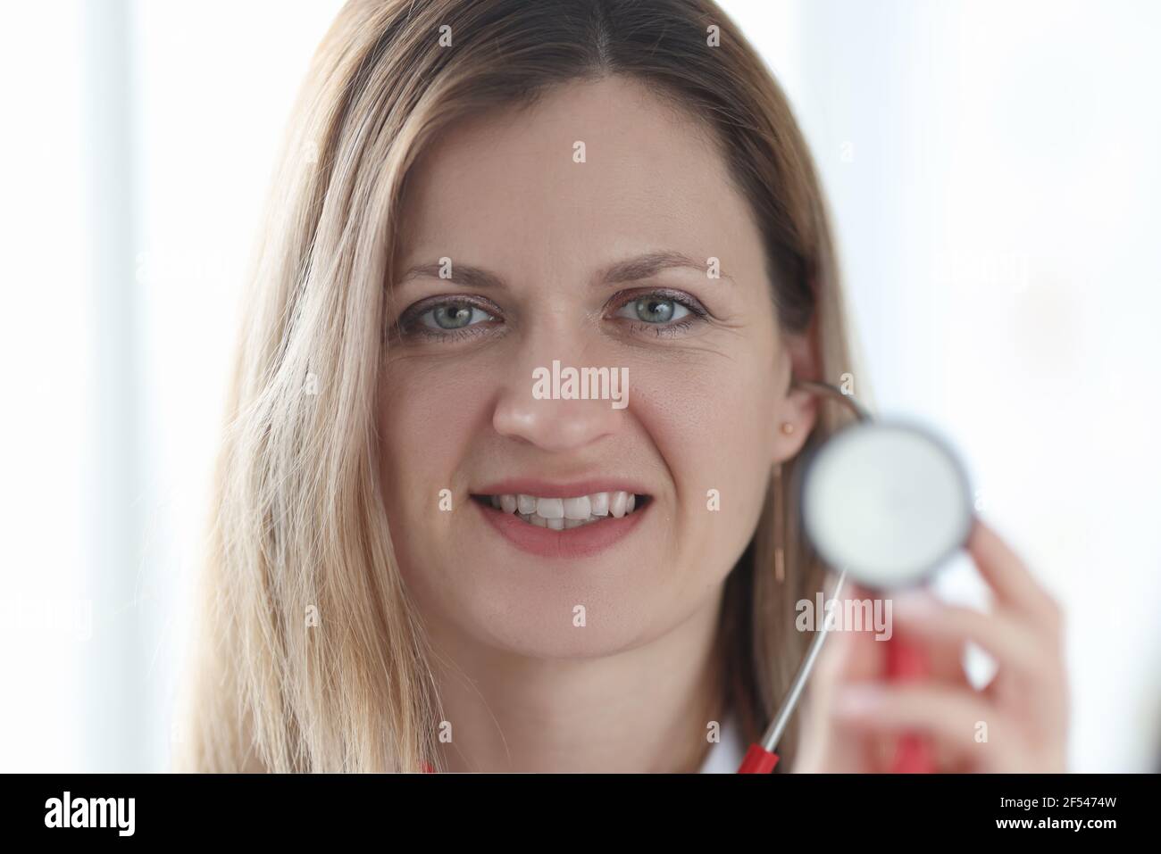 Porträt einer Ärztin mit Stethoskop in der Hand Stockfoto