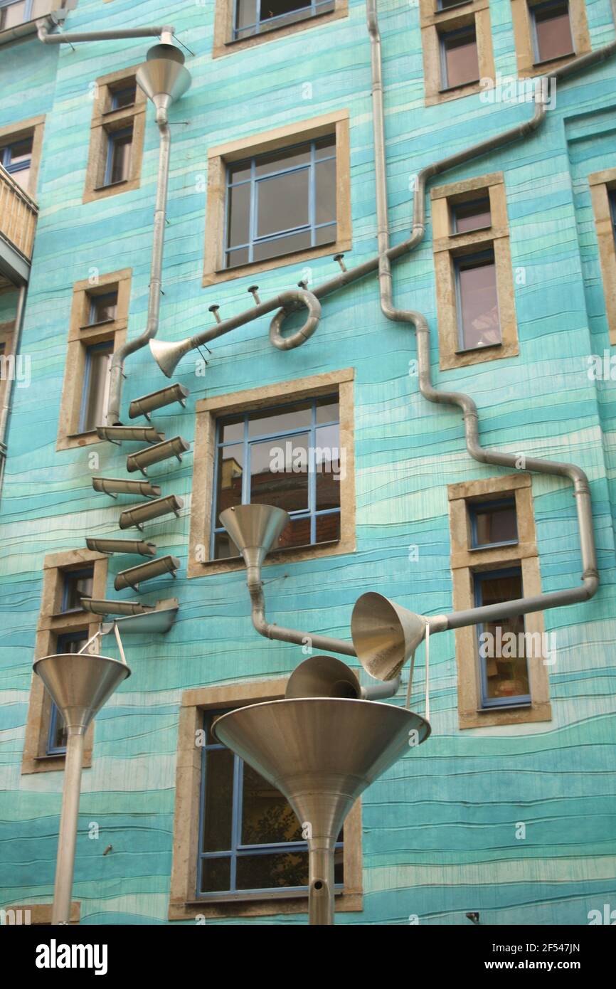 Dresden, Sachsen/Deutschland - August 8 2019: Regenhaus mit singenden Abflussrohren, Innenhof der Elemente in Kunsthofpassage, Neustadt Stockfoto