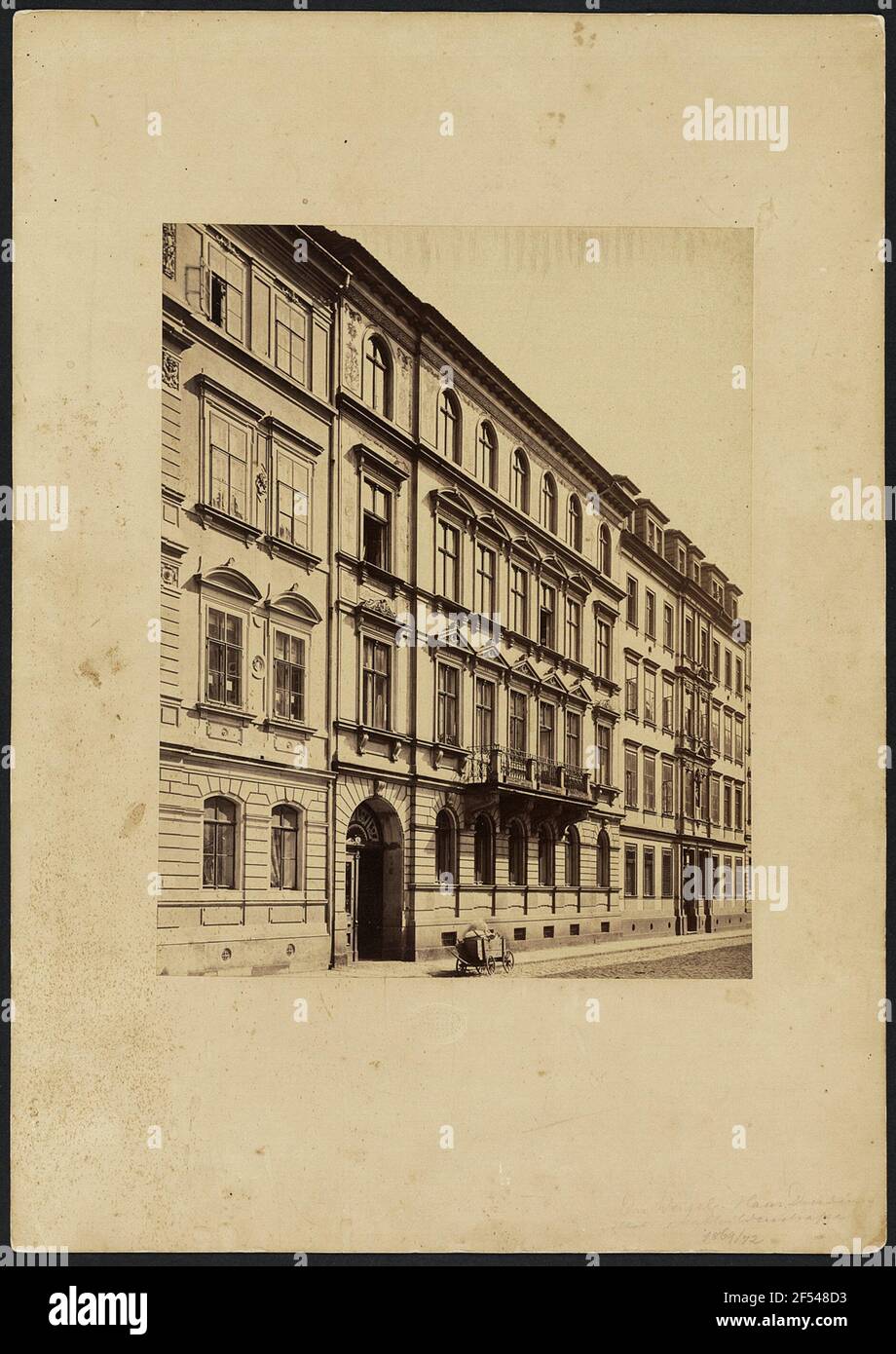 Dresden-Pirnaische Vorstadt, Mathildenstraße 47. Wohngebäude, sogenanntes Weigelsches Haus (um 1865-1869). Fotografie (Albumin-Papier auf Karton); 27,2 x 21,6 bis 45 x 31,7 cm Stockfoto