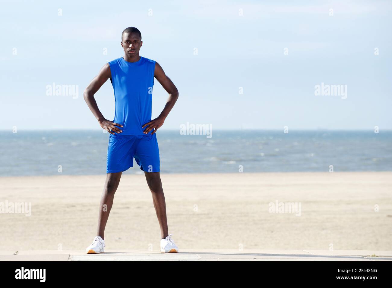 In voller Länge Porträt von gesunden jungen afrikanischen Mann Ausübung auf Der Strand Stockfoto