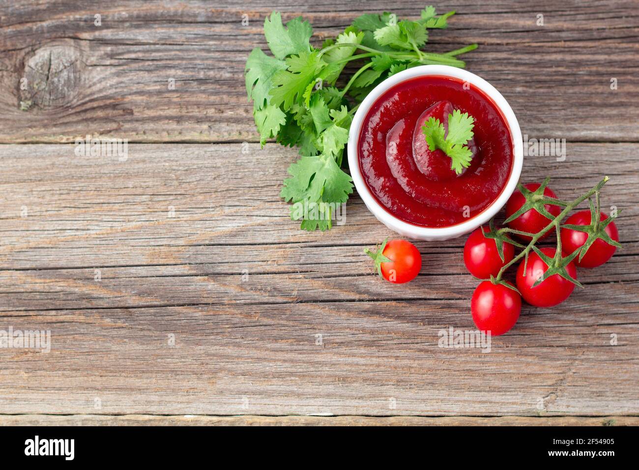 Weiße Schüssel Tomatensauce mit Petersilie und Tomate. Ketchup auf ...