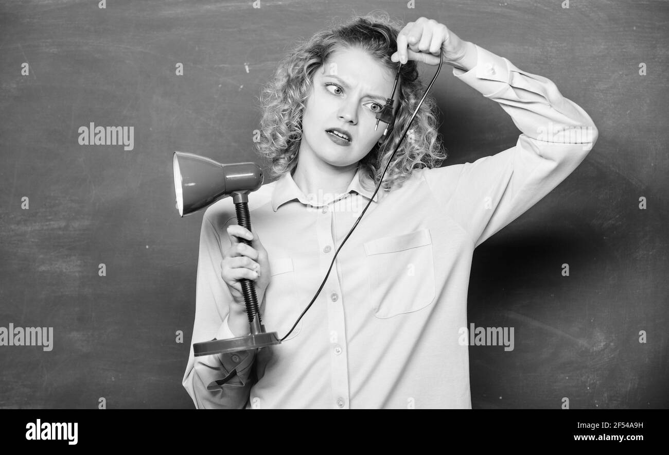 Erleuchtung. Idee und Inspiration. Brainstorming Frau. Lehrer mit Lampe an der Schule Tafel. Student Mädchen arbeiten mit Strom. Bildung Stockfoto