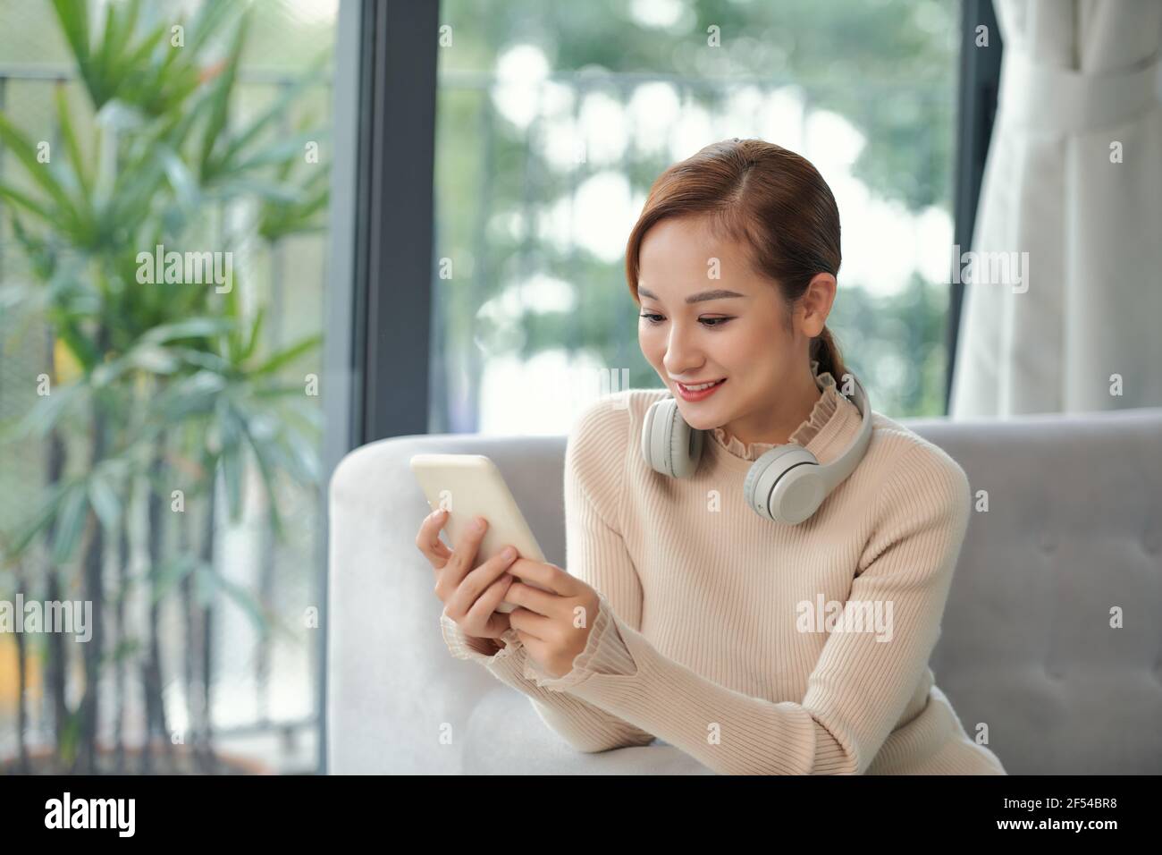 Hipster Mädchen lesen Nachrichten in sozialen Netzwerken am Telefon Stockfoto