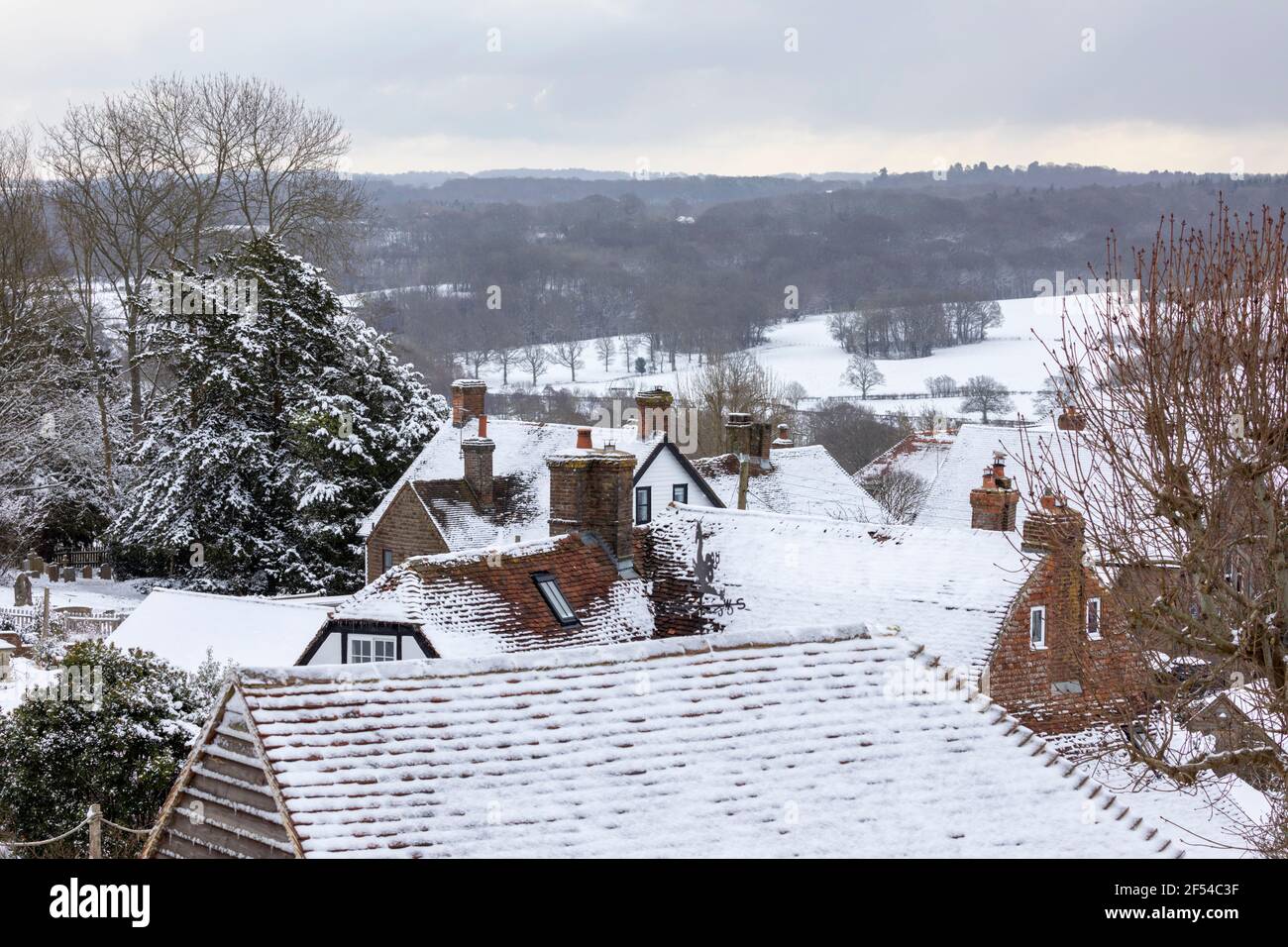 Blick über die Dächer der Hütte und die Landschaft von High Weald im Winterschnee, Burwash, East Sussex, England, Vereinigtes Königreich, Europa Stockfoto