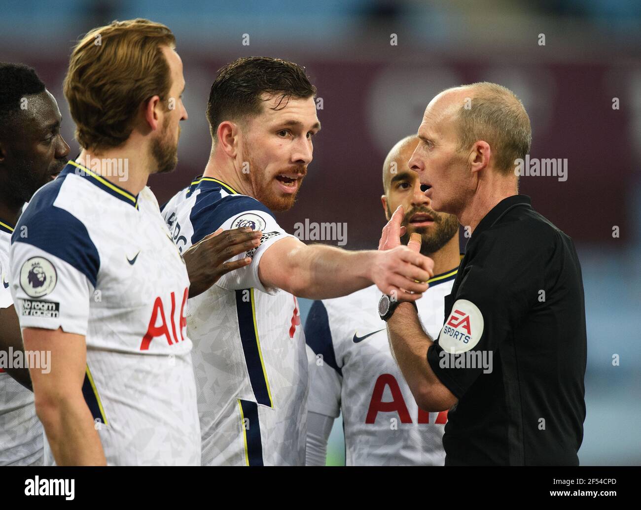 Villa Park, Birmingham, 21 Mar 2021 Tottenhams Pierre-Emile Hojbjerg mit Schiedsrichter Micheal Dean während ihres Premier League-Spiels gegen Aston Villa Stockfoto