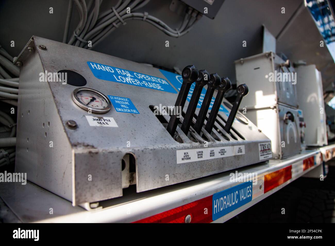 Ekibastuz, Kasachstan - 28. Mai 2012. Produktionsanlage für explosive Materialien. Bedienhebel des Sprengstoff-LKW-Transporters. Geringe Schärfentiefe. Stockfoto