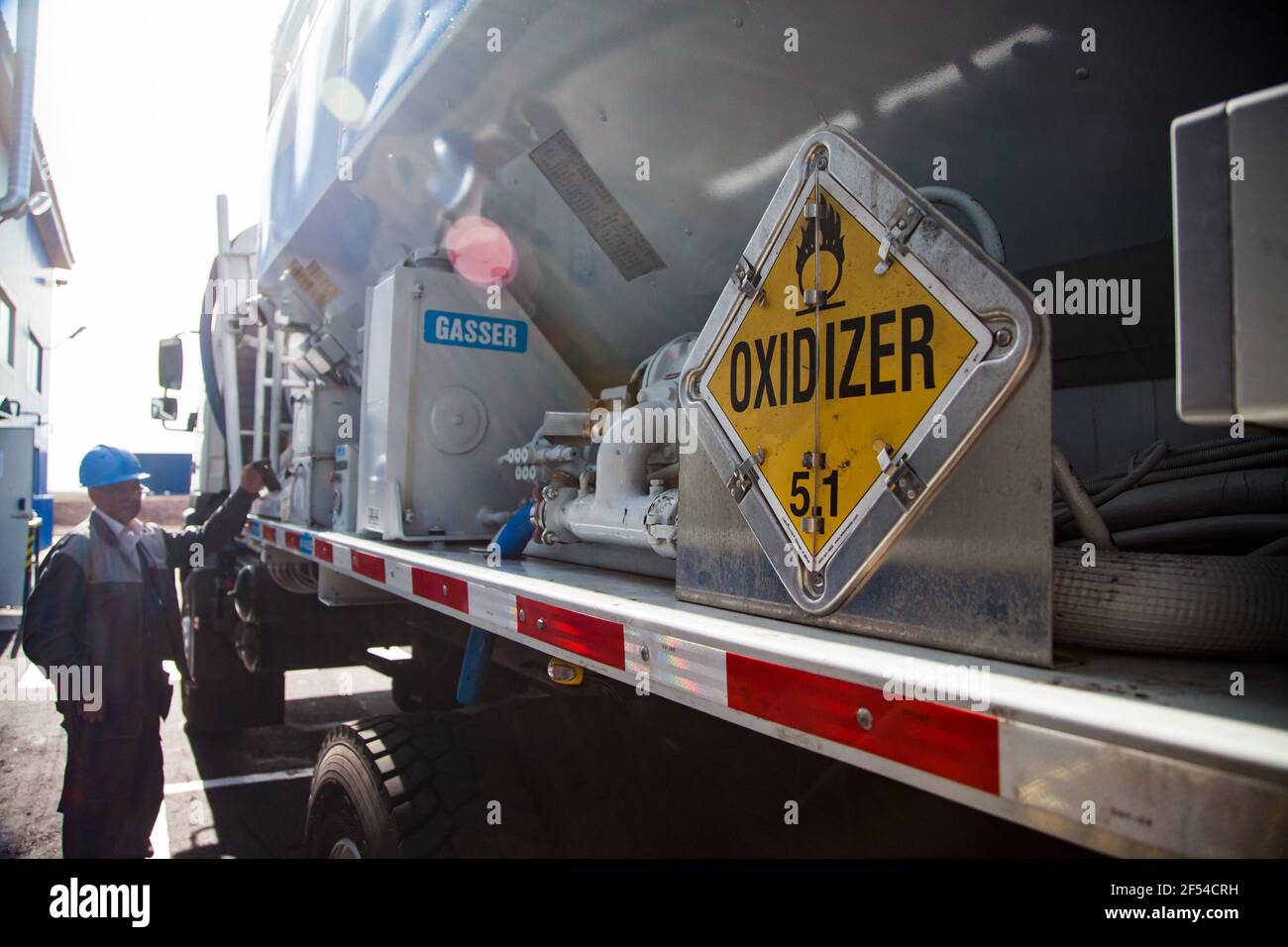 Ekibastuz, Kasachstan - 28. Mai 2012. Sprengstoffanlage für den Steinbruch. Nahaufnahme des Strahlmitteltransporters. Konzentrieren Sie sich auf warnzeichen. Stockfoto