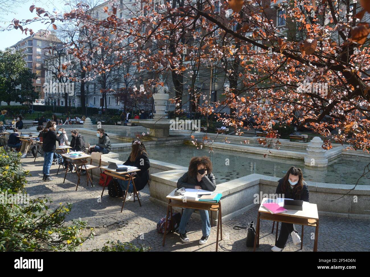 Mailand, Italien. März 2021, 24th. Milan, Studenten des Volta Collective do DAD vor dem Volta Institut in den Gärten von Via Benedetto Marcello nur redaktionelle Verwendung Kredit: Unabhängige Fotoagentur/Alamy Live News Stockfoto