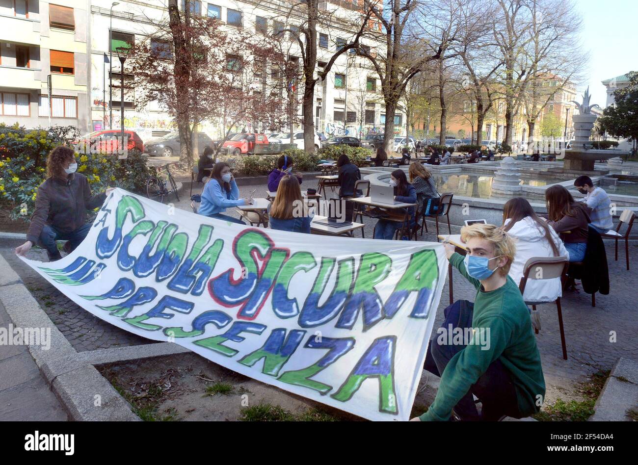 Mailand, Italien. März 2021, 24th. Milan, Studenten des Volta Collective do DAD vor dem Volta Institut in den Gärten von Via Benedetto Marcello nur redaktionelle Verwendung Kredit: Unabhängige Fotoagentur/Alamy Live News Stockfoto