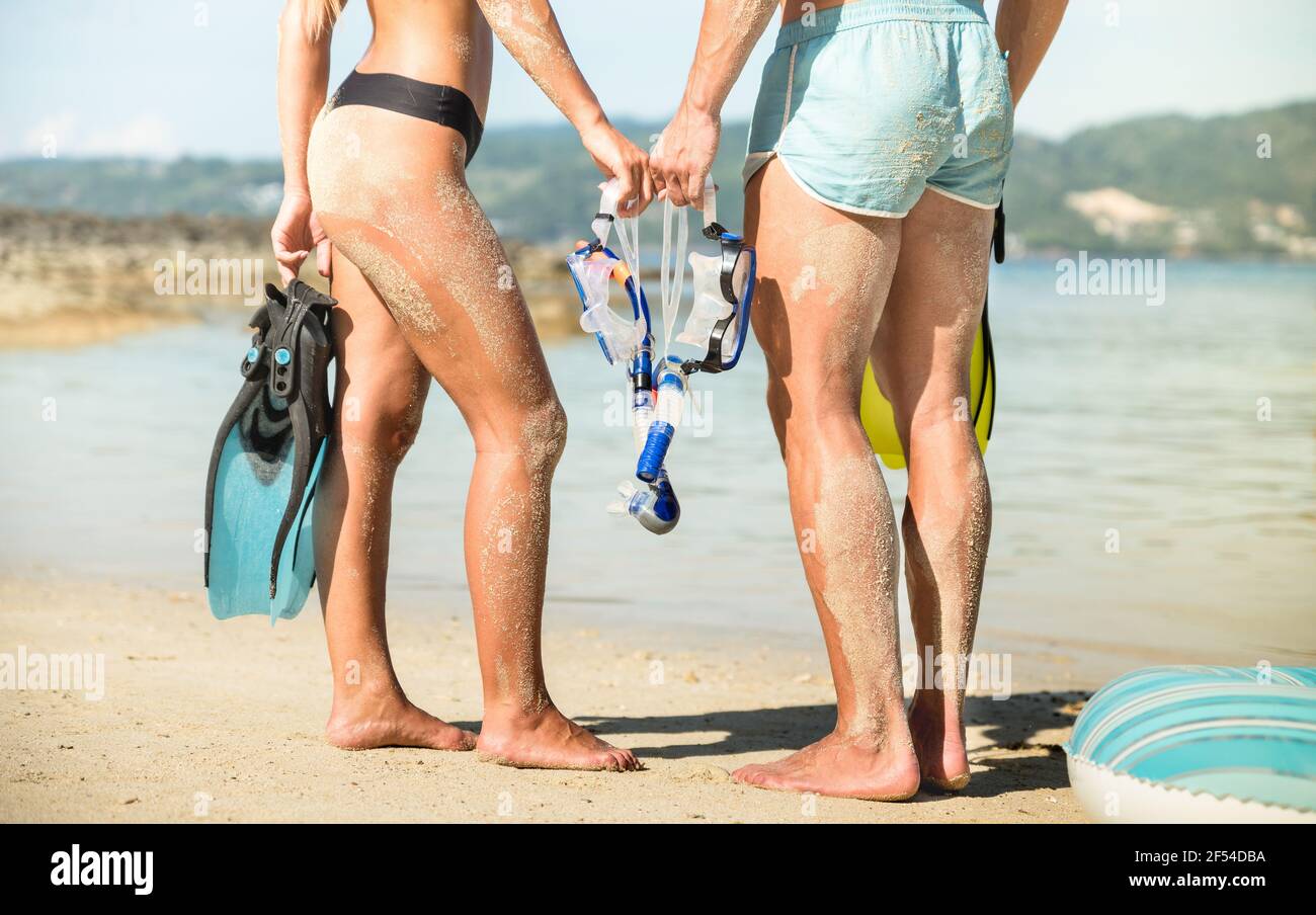 Junges Paar von Urlaubern in der Liebe mit Spaß auf tropischen Phuket Strand in Thailand mit Schnorchelmaske und Flossen - Konzept der aktiven Jugendreise Stockfoto