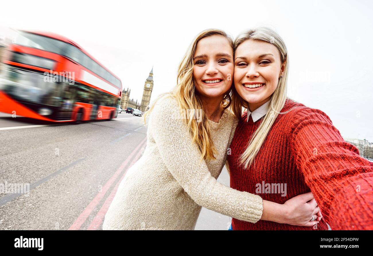 Weibliche Freundschaft Konzept mit Mädchen Paar unter Selfie im Freien in London - LGBTQ echte Liebesbeziehung mit glücklichen Millennial Frauen Freundinnen Stockfoto