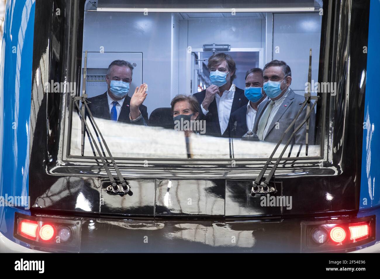 SANTIAGO, 24. März 2021 (Xinhua) -- die chilenische Ministerin für Verkehr und Telekommunikation Gloria Hutt (2nd L) inspiziert am 23. März 2021 im Hauptbahnhof von Santiago, Chile, vorgestellte Züge aus chinesischer Wirtschaft. Die chilenische Regierung hat am Dienstag 15 Züge aus chinesischer Hand als einen der "wichtigsten Meilensteine" in einem ehrgeizigen Plan zur Modernisierung der Fracht- und Personenbahnen des Landes vorgestellt. Die Flotte, maßgeschneidert mit einer Investition von 87 Millionen US-Dollar für die Linien, die sie dienen, wird 1,2 Millionen Menschen profitieren, sagte Transport- und Telekommunikationsministerin Gloria Hutt während Stockfoto