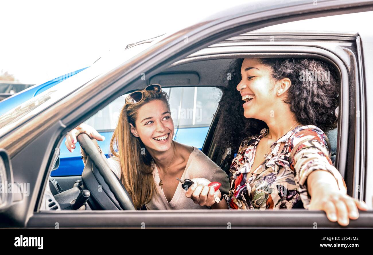 Junge weibliche beste Freunde mit Spaß am Auto Roadtrip Moment - Transportkonzept und städtisches Alltagsleben mit Frauen Freundinnen Bei glücklicher Reise Stockfoto