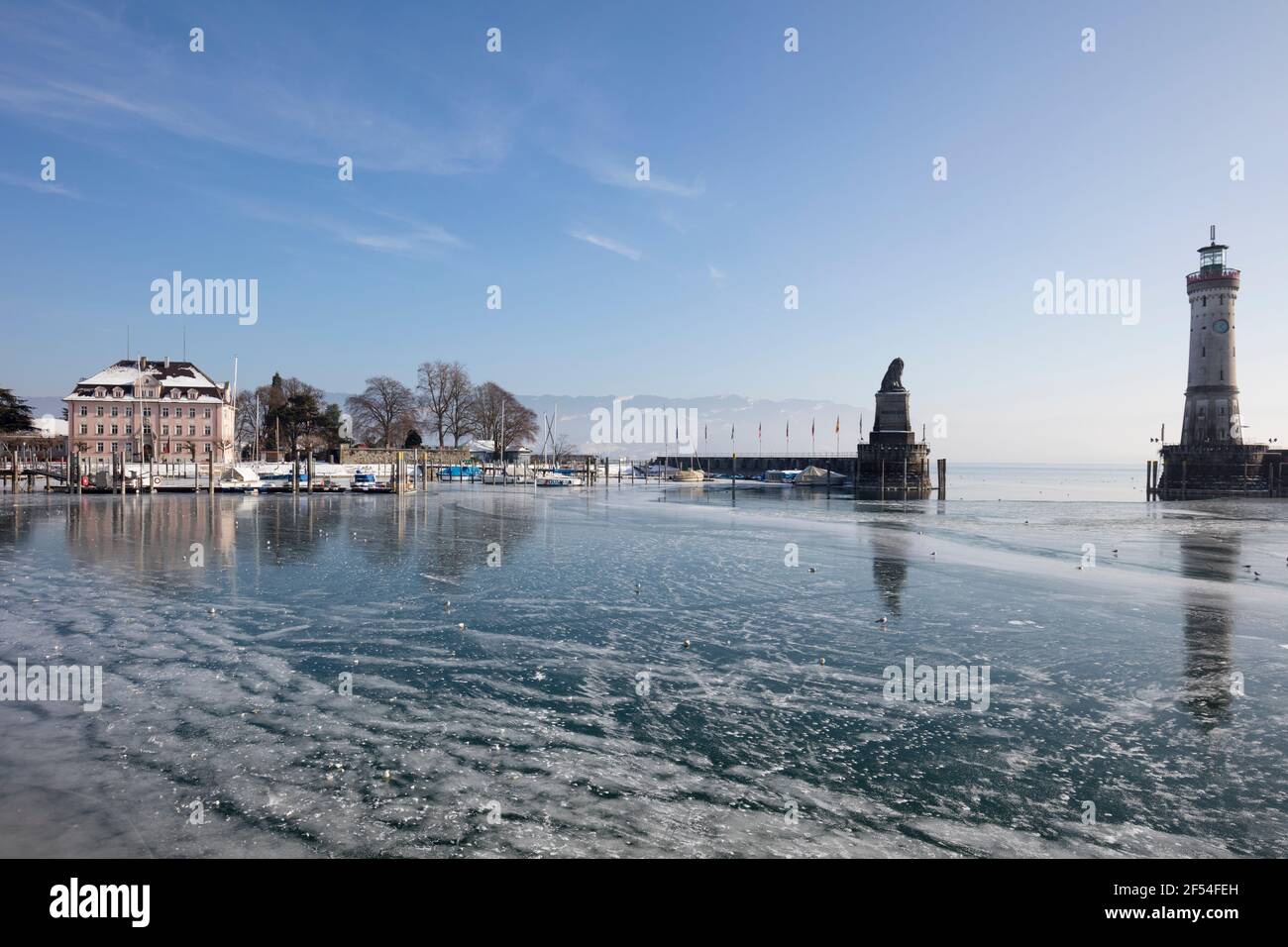 Geographie / Reisen, Deutschland, Bayern, Bodensee, Lindau, Hafeneinfahrt, Bayrischer Löwe, neue Beleuchtung, zusätzliche-Rechte-Freigabe-Info-nicht-verfügbar Stockfoto