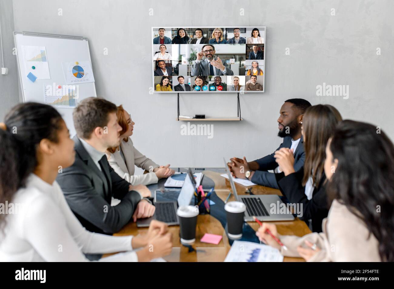 Konzept erfolgreicher Verhandlungen und Teamarbeit. Junge Erwachsene multirassische Kollegen diskutieren Ideen für neue Business-Plan, sprechen über Arbeitsprozess während Online-Business-Meeting mit Kollegen Stockfoto
