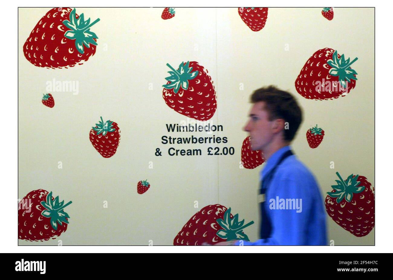 Wimbledon Tag 5 ... Erdbeer kioskpic David Sandison 25/6/2004 Stockfoto