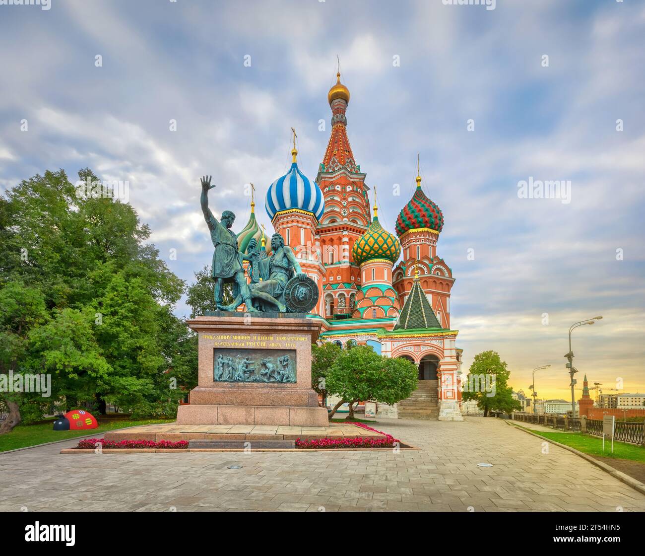 Moskau, Russland - September 26 2016: Denkmal für Minin und Pozharsky auf dem Roten Platz vor der Basilius-Kathedrale Stockfoto