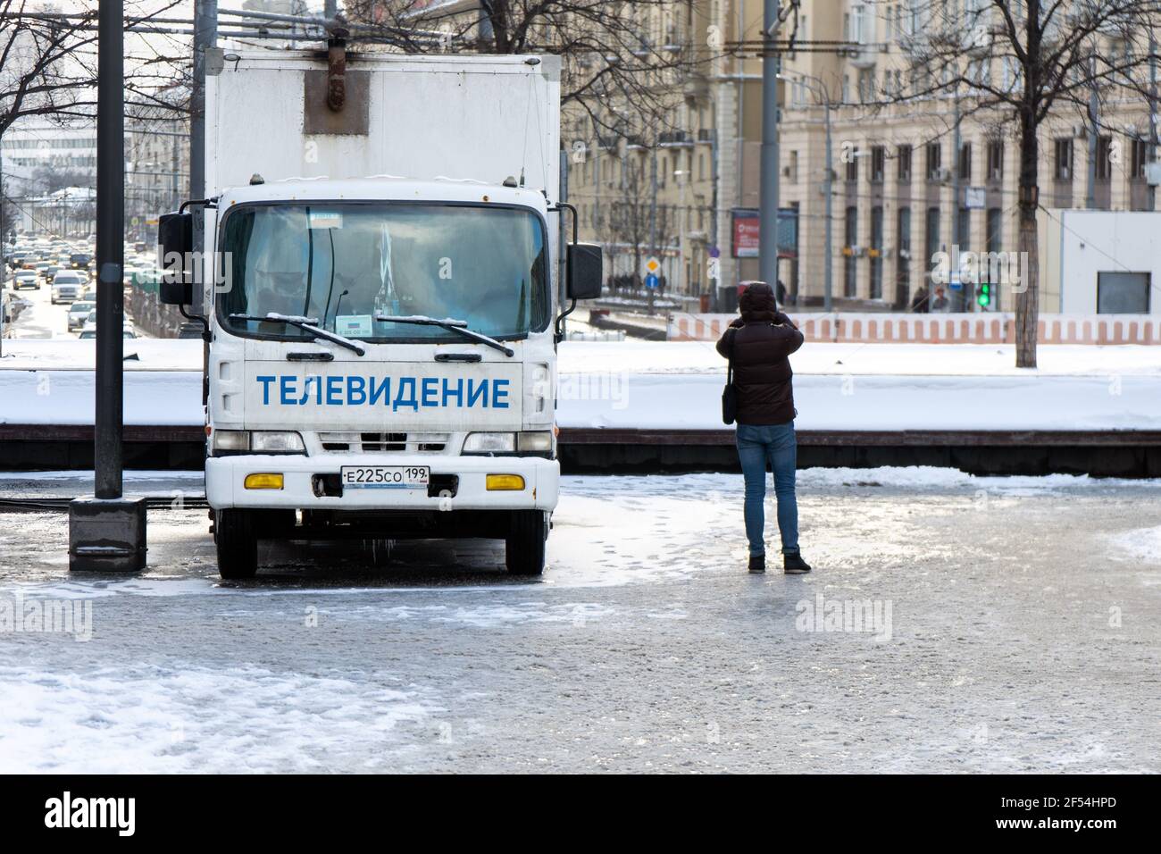 Moskau, Russland - 3. März 2019. Mobile TV-Station von Rossia-Kanal befindet sich im LKW im Zentrum von Moskau. Übersetzung: Fernsehen Stockfoto