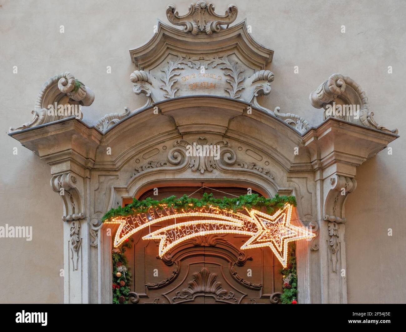 Heller Komet am Eingang zu einer katholischen Kirche zur Weihnachtszeit.Lugano, Schweiz. Stockfoto