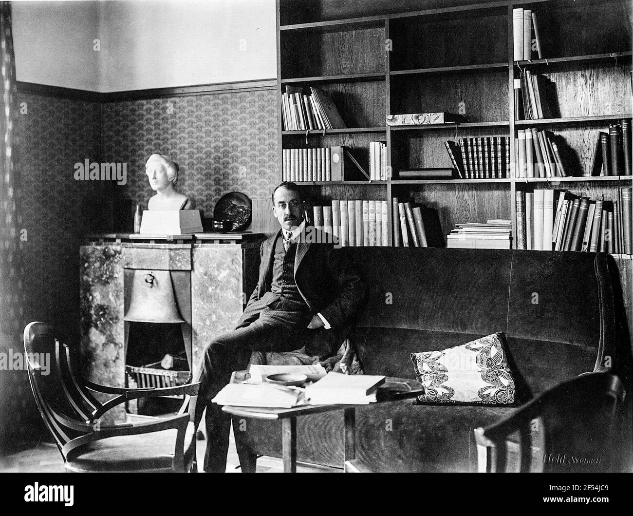 Henry van de Velde in seinem Arbeitszimmer im Haus hohe Pappeln in Weimar, um 1910. Vintage Print mit trockenem Stempel und Studiodruck Verso. Silbergelatine Chamoise matt, Karton; 17,2 x 23 cm. Fotografie von Louis Held Stockfoto